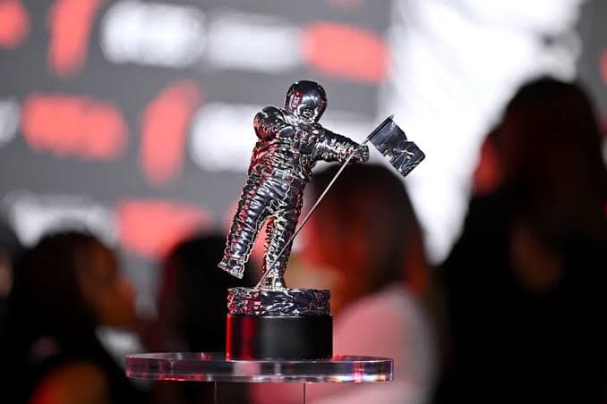 Madonna Win VMAs Artist of the Year?